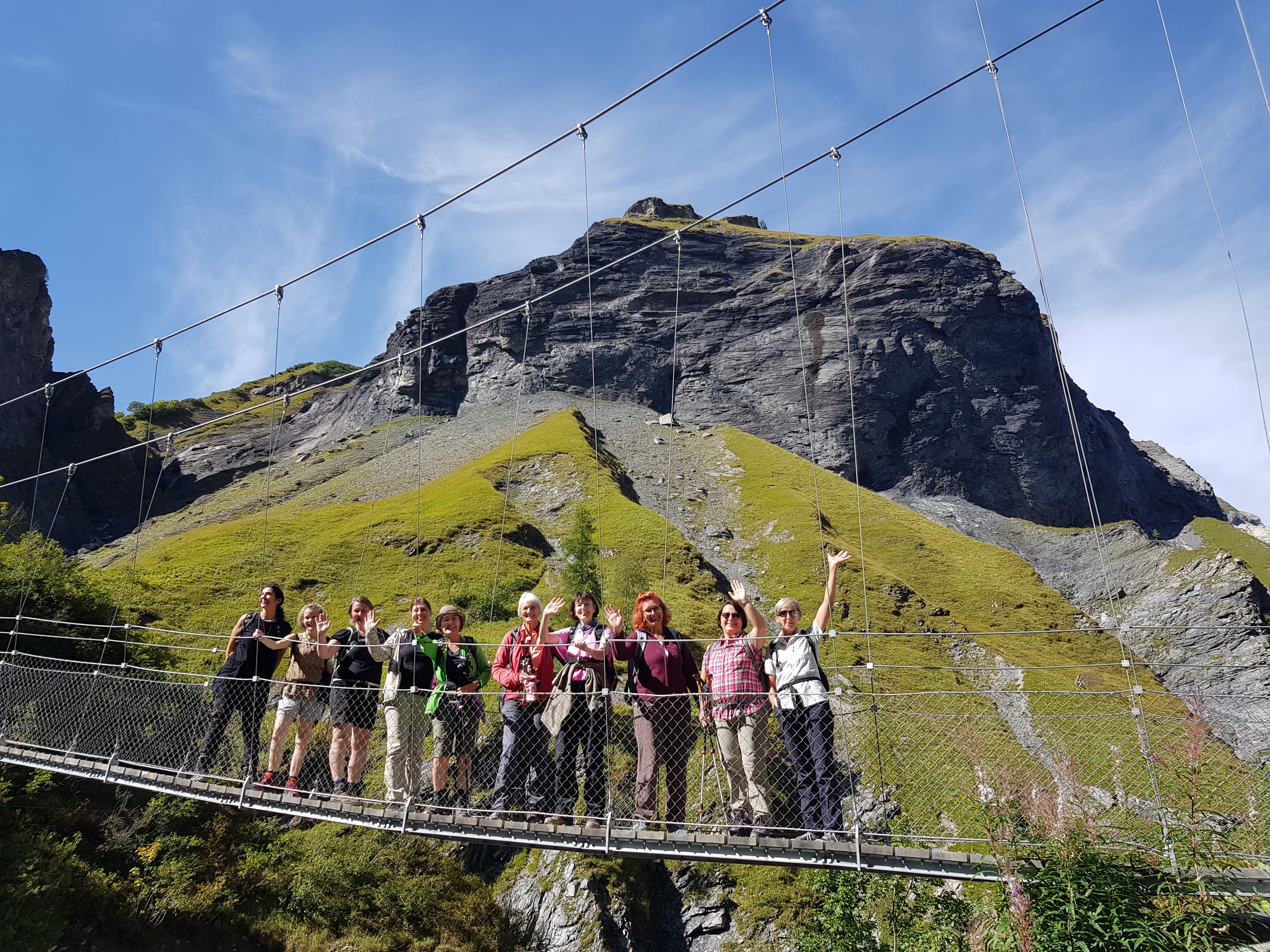 Hängebrücke mit Kräuterhexen